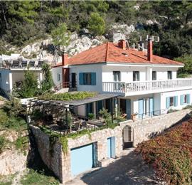 6 Bedroom villa with infinity pool set in a stunning bay near Hvar town on Hvar Island sleeps 10-12